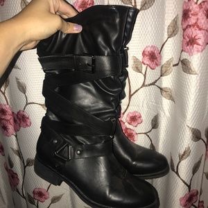 Black boots with buckles